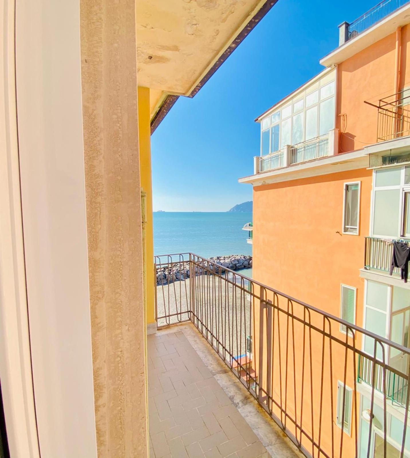 Sea View Apartment 5 Mt From The Beach Salerno Exterior photo